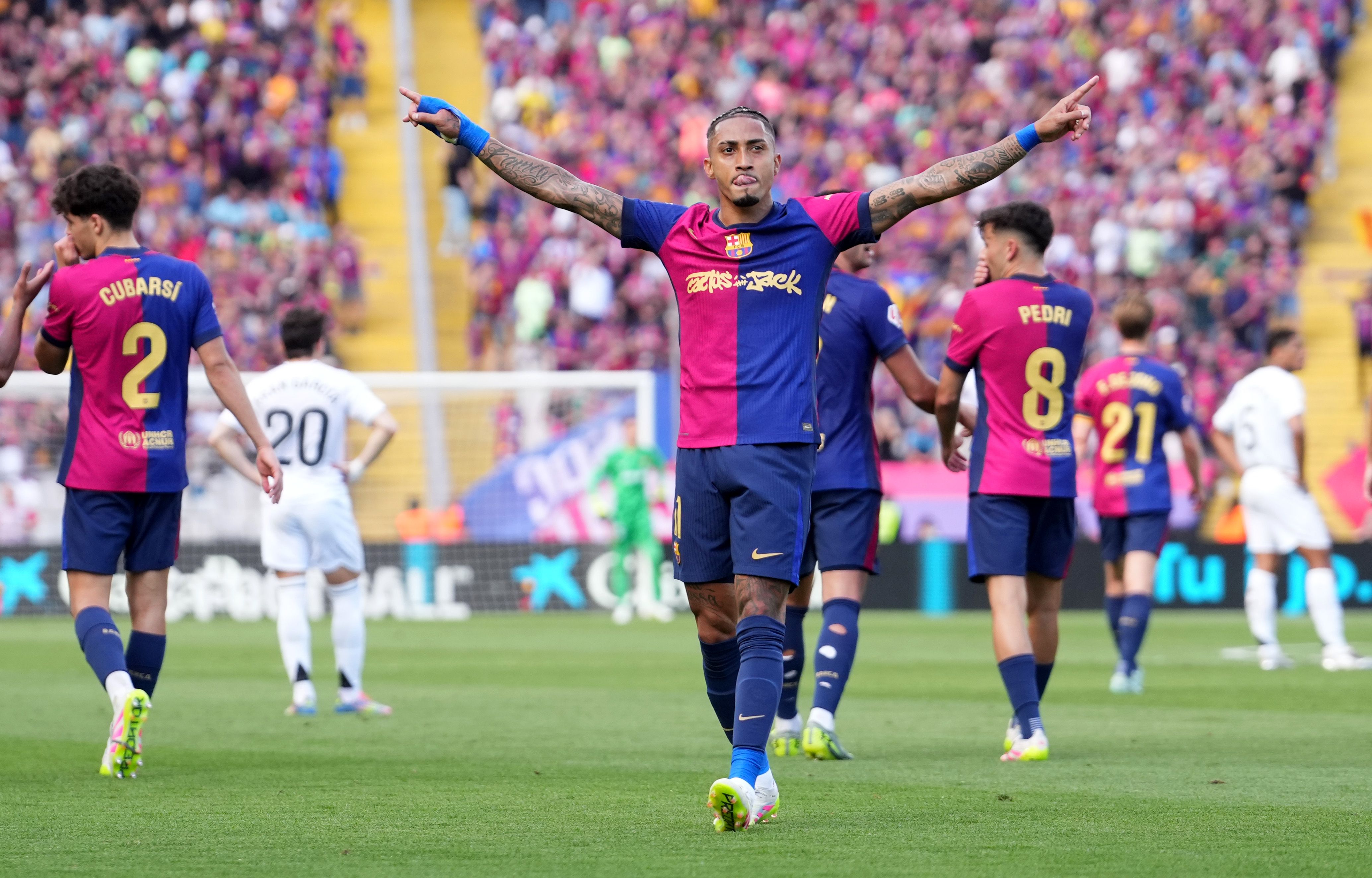 رابيينيا يحتفل بهدف خلال الكلاسيكو