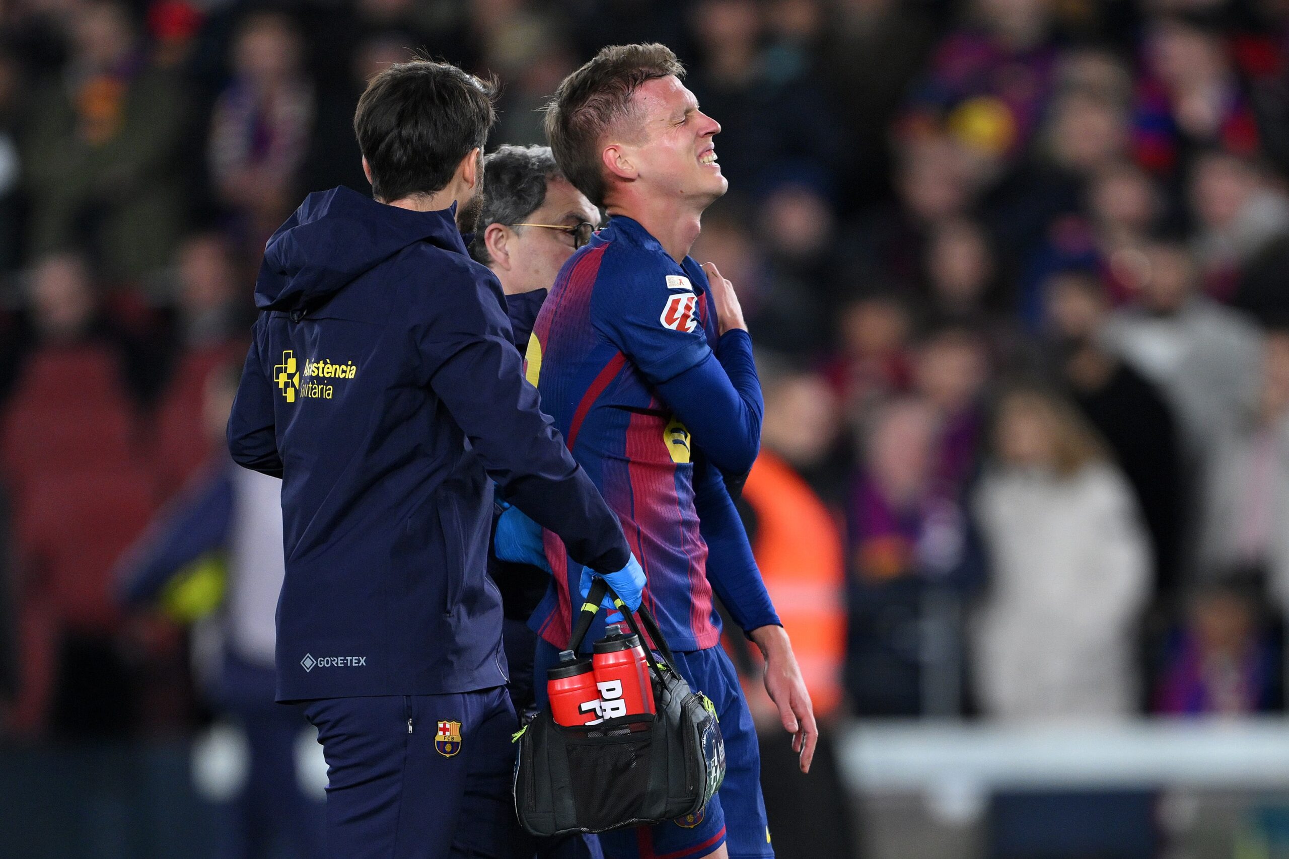 أولمو يغادر الملعب مصاباً أمام أتلتيكو مدريد.