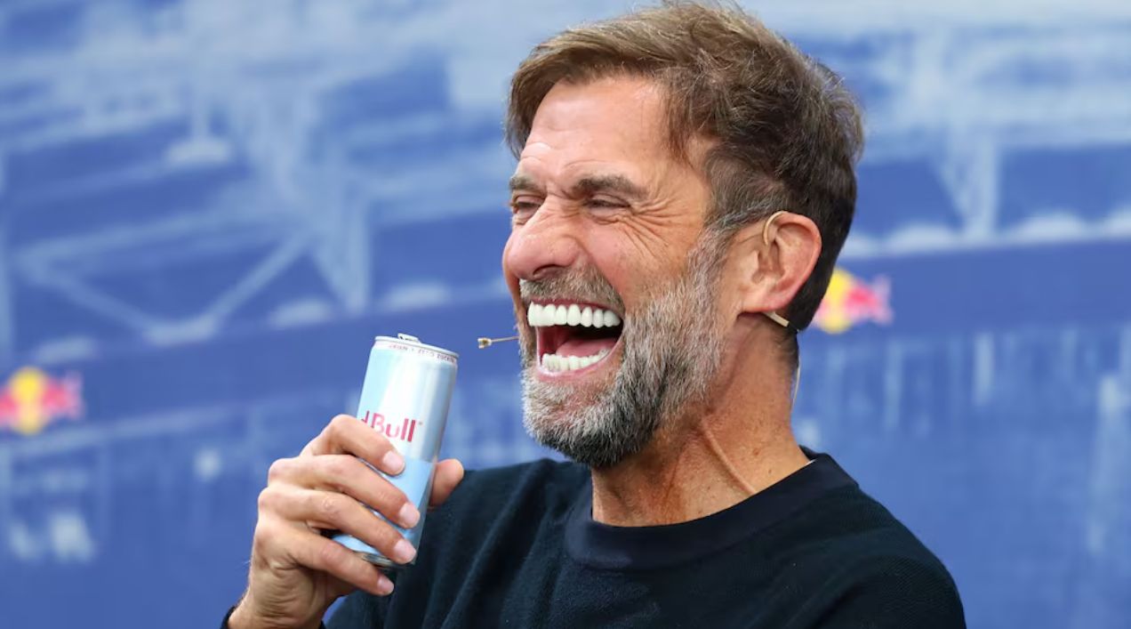 كلوب يضحك خلال مقابلة.