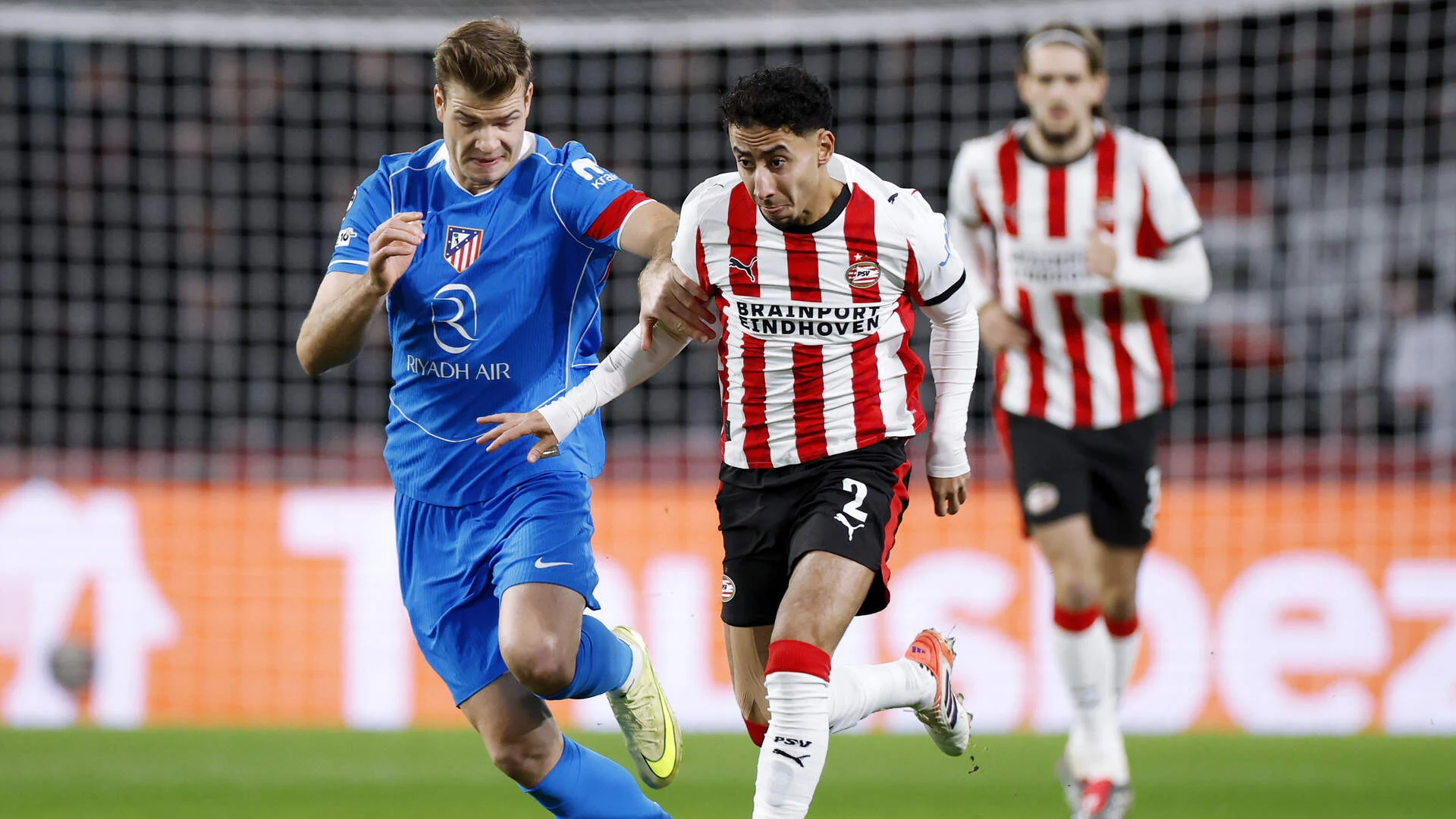 سورلوث يكسر صيامه عن التهديف في دوري الأبطال بعد خمس سنوات