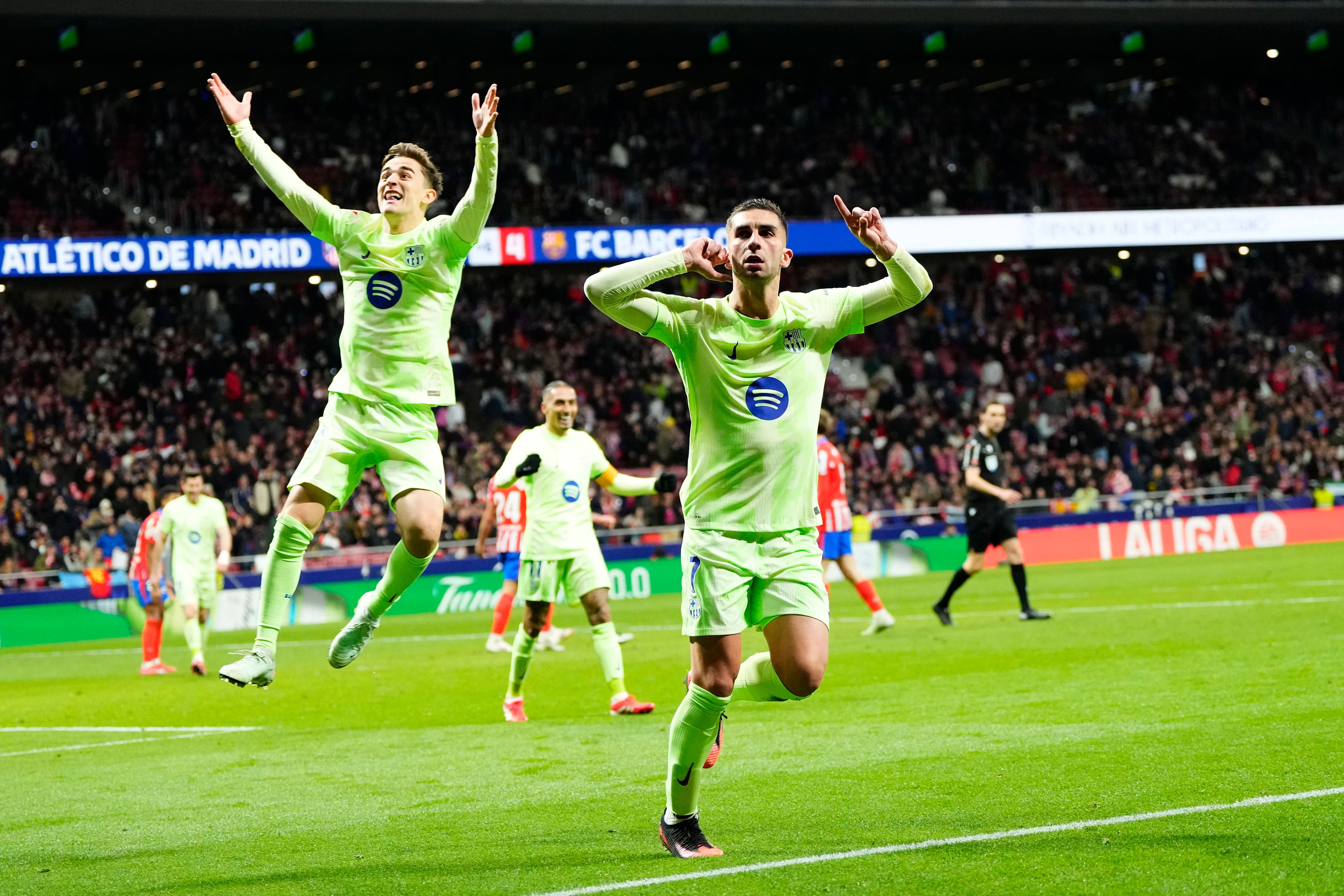 احتفال فيران توريس جناح برشلونة وإسبانيا بعد تسجيل الهدف الثاني في مباراة أتلتيكو مدريد وبرشلونة في الدوري الإسباني