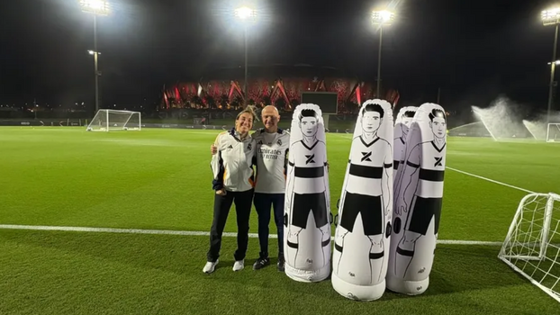 غونزاليس دي أريبا مع مدرب اللياقة أنطونيو بينتوس.