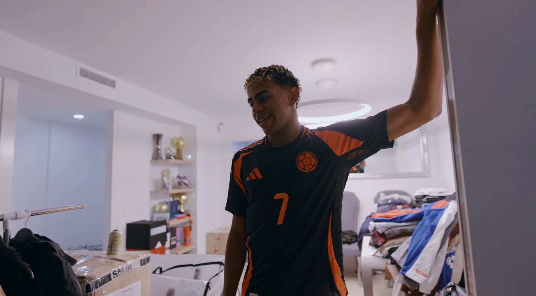 لامين يمال ولويس دياز في منافسة كروية