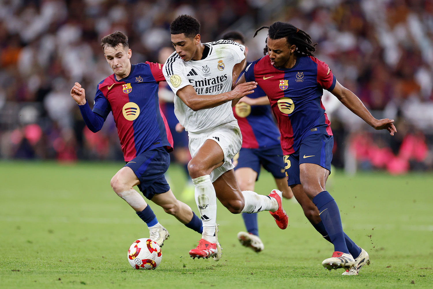 بيلينغهام يتنافس مع كوندي وكاسادو في السوبر الإسباني.