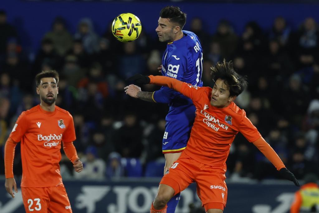 خيتافي وريال سوسيداد - تاكي كوبو ودييغو ريكو يتنافسان على الكرة.