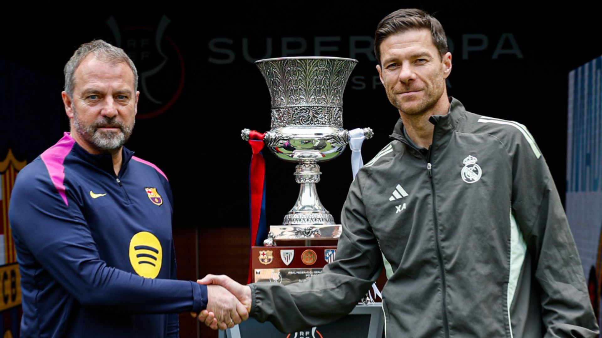 فليك وألونسو يحتفلان بكأس السوبر