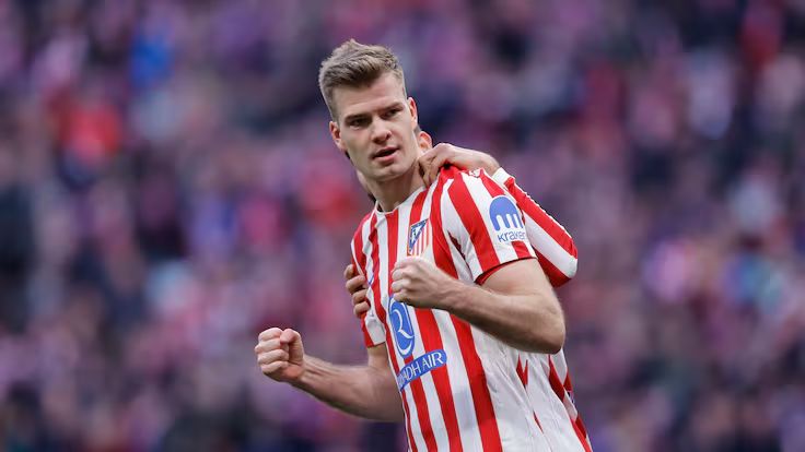 سورلوث يحتفل بهدفه الافتتاحي.