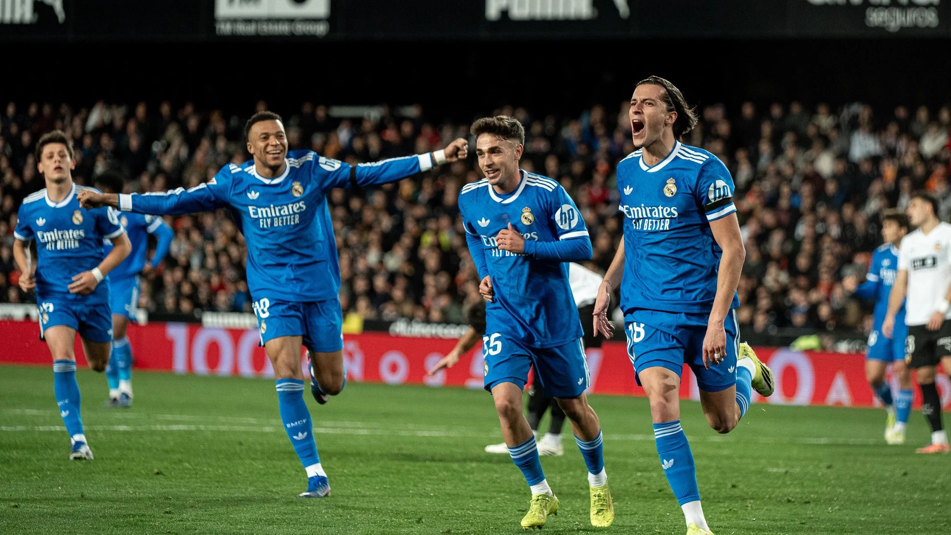 كاريراس يحتفل بالهدف الحاسم ضد فالنسيا.