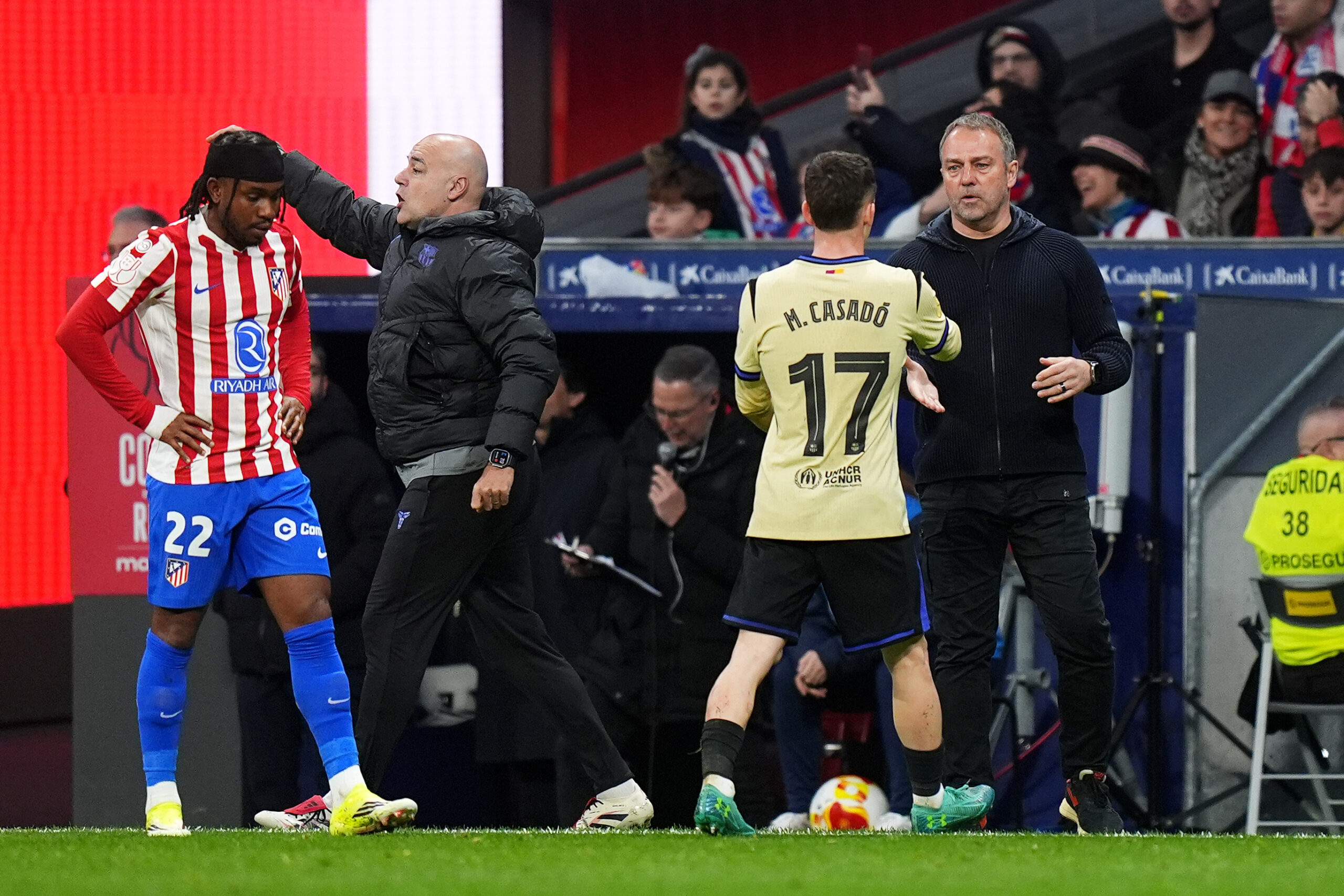 فليك مع مارك كاسادو أثناء خروجه من الملعب.