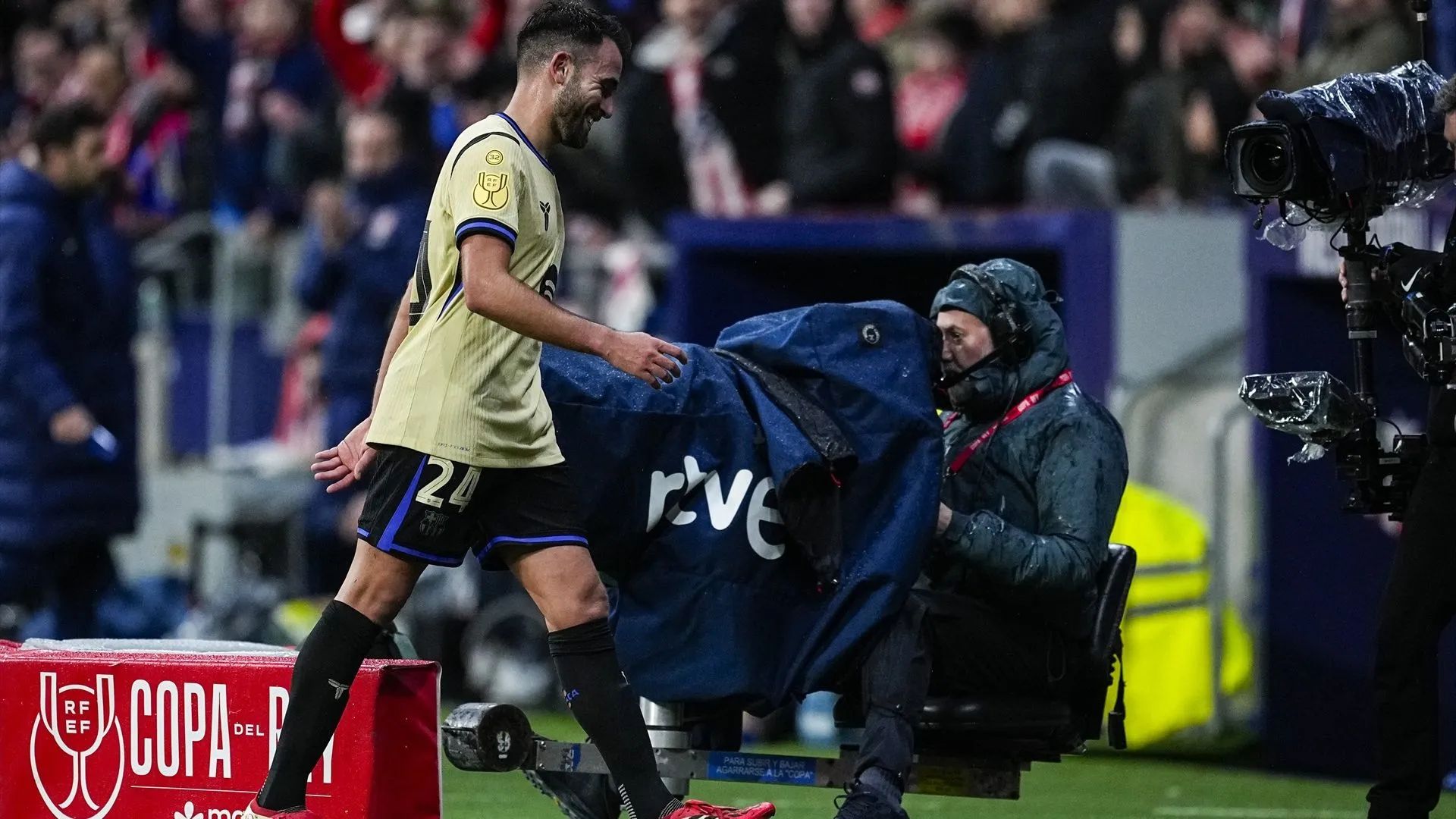 غارسيا يغادر الملعب بعد طرده.