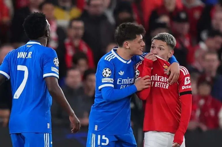 بريستياني يتحدث مع فينيسيوس.