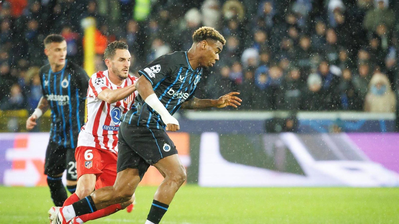 كوكه يتنافس على الكرة في بروج.