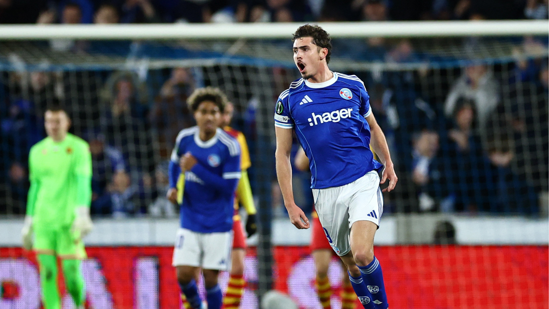 خواكين بانيشيلي يحتفل مع نادي ستراسبورغ