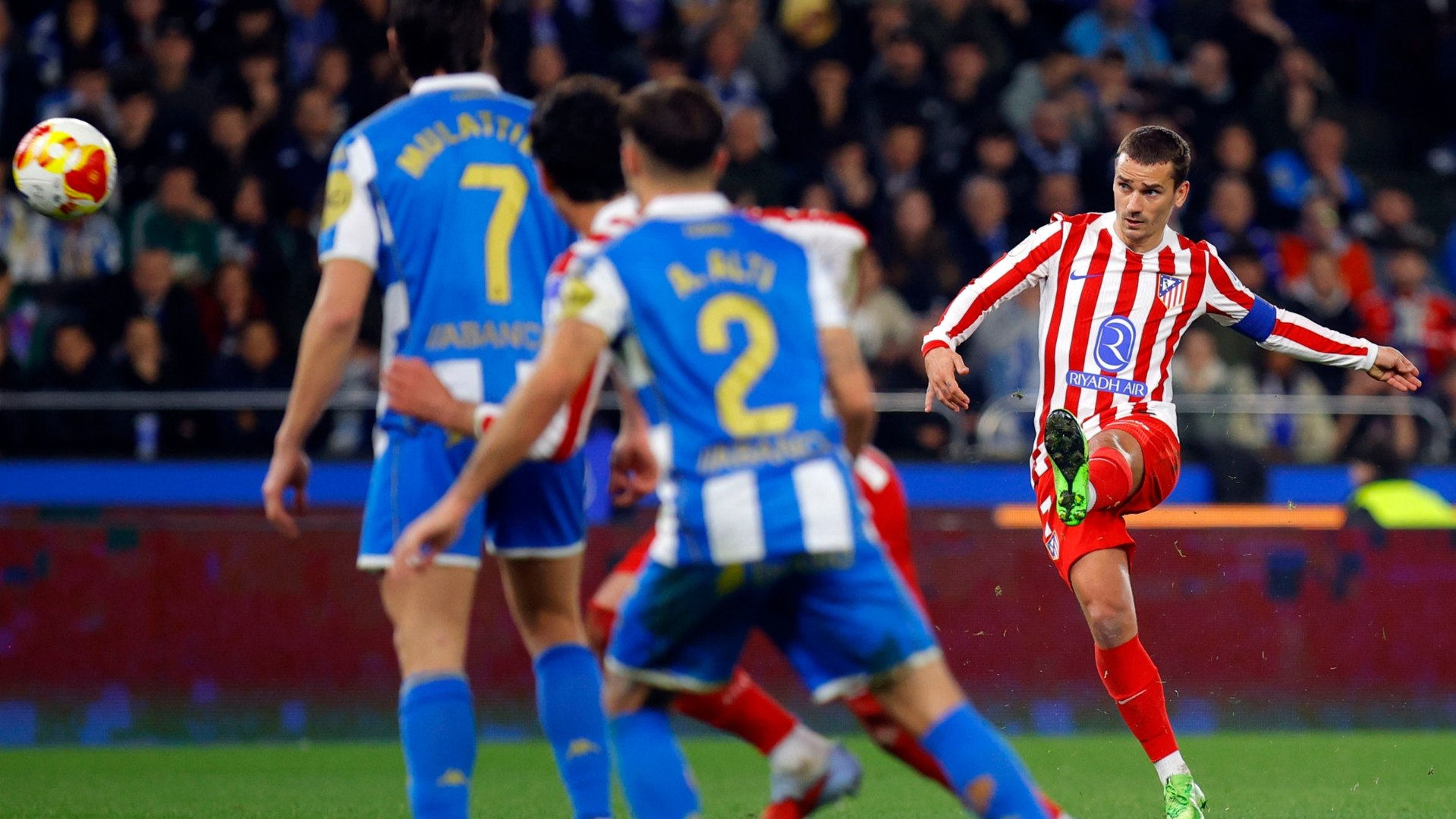 غريزمان يسدد ركلة حرة رائعة.