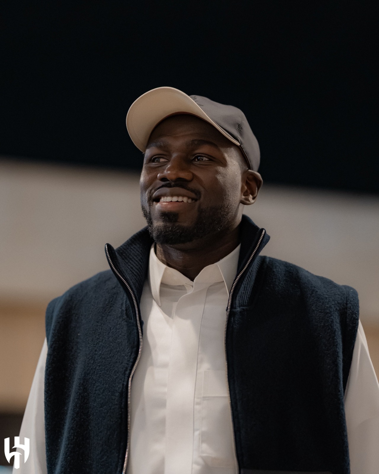 خاليدو كوليبالي يرتدي الثوب السعودي التقليدي