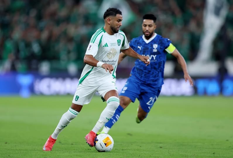 سالم الدوسري في مباراة مع الهلال