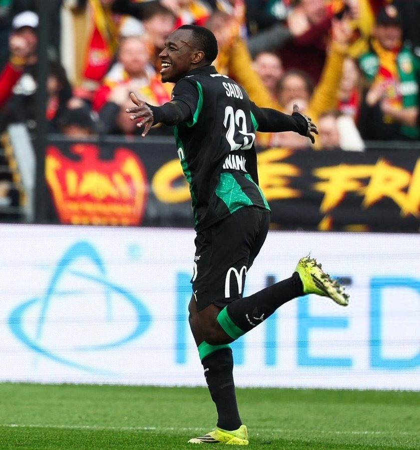 سعود عبد الحميد يحتفل بهدفه مع لانس