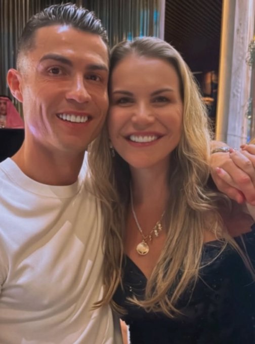 رونالدو مع والدته وأخواته