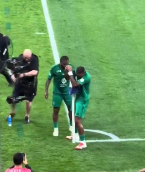 إيفان توني يحتفل بهدفه في ديربي جدة