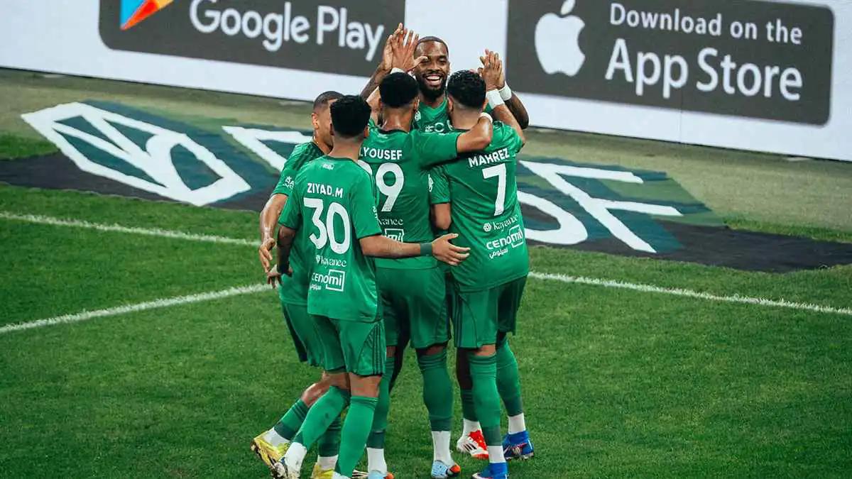 فريق الأهلي يحتفل بالتتويج
