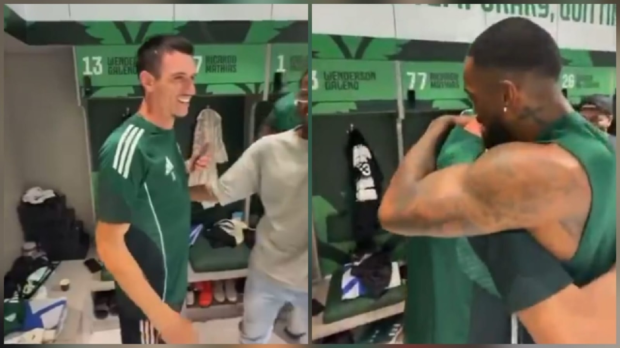 لاعب الأهلي روجر إيبانيز يحتفل مع زملائه