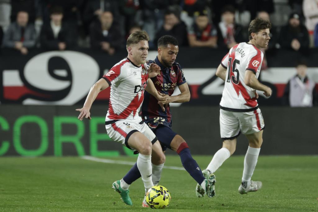 صورة عبر EFE. أليماو مع الكرة.