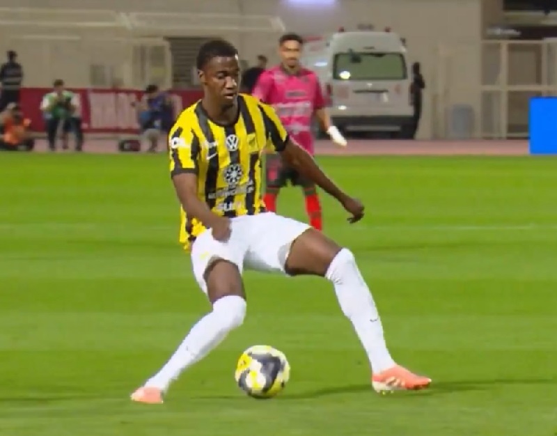 محمدو دومبيا أثناء الإصابة