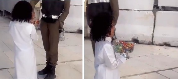 محمد نجل سالم الدوسري يوزع الحلوى على رجال الأمن في الحرم المكي