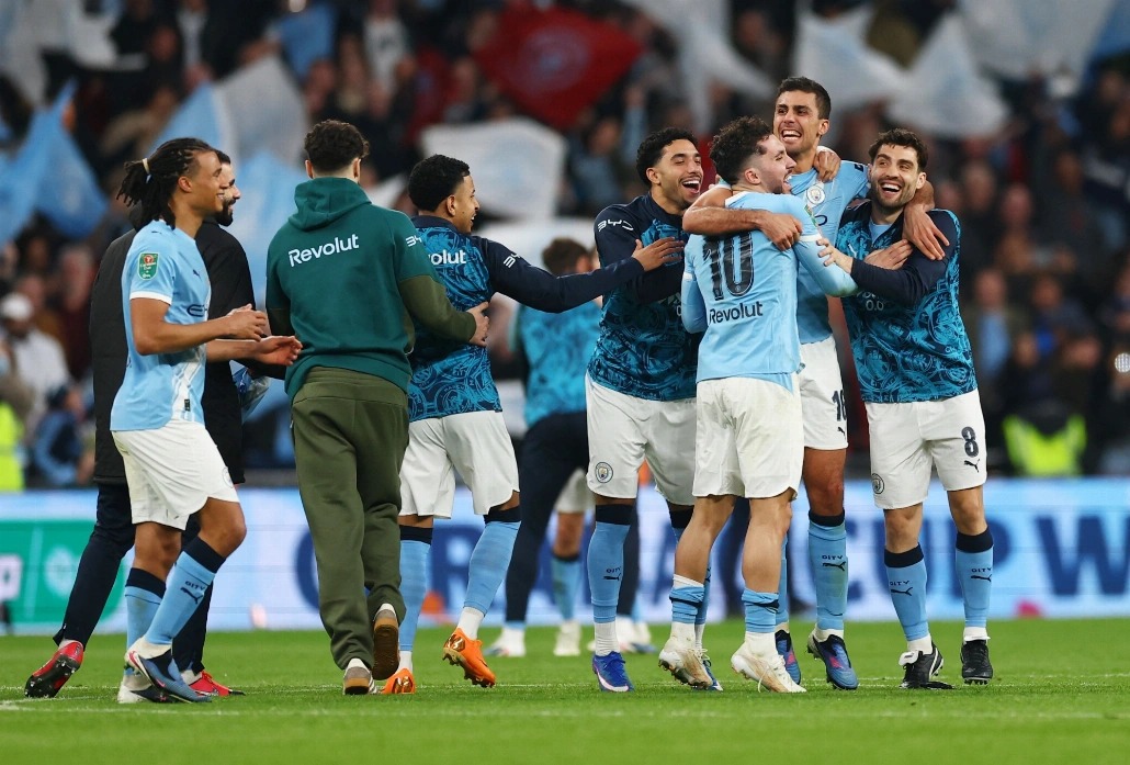 مانشستر سيتي يحتفل بلقب كأس رابطة الأندية الإنجليزية