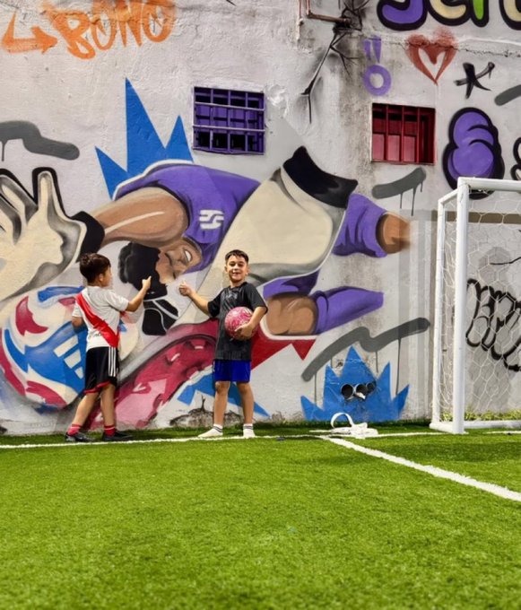 جدارية ياسين بونو تصدي لهجمة مانشستر سيتي