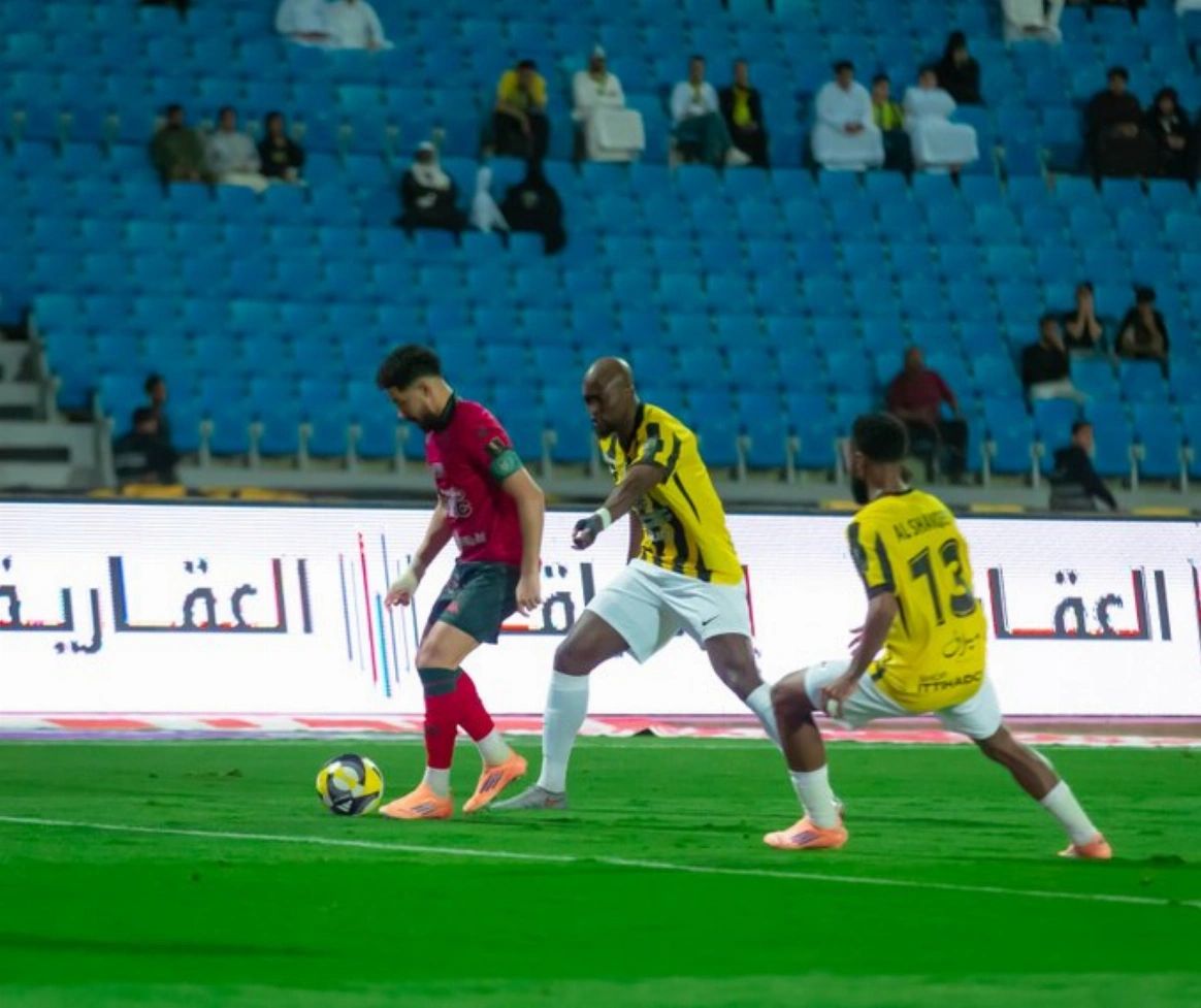 لاعبو نادي الاتحاد خلال مباراة مهمة