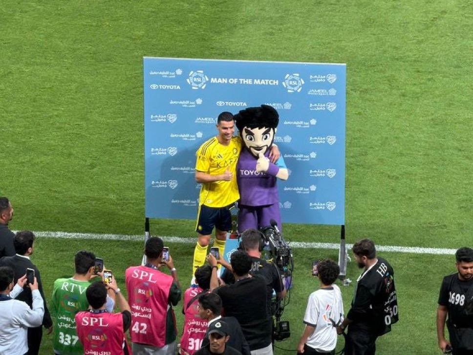 كريستيانو رونالدو يحتفل بهدفه مع النصر