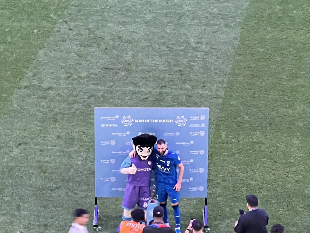 كريم بنزيما يحتفل بهدفه مع الهلال