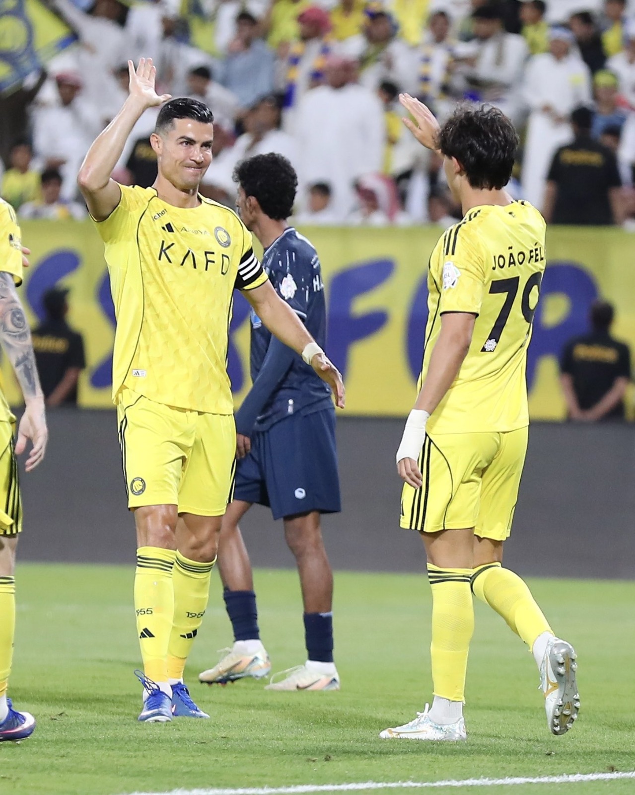 لاعبو النصر يحتفلون بالفوز