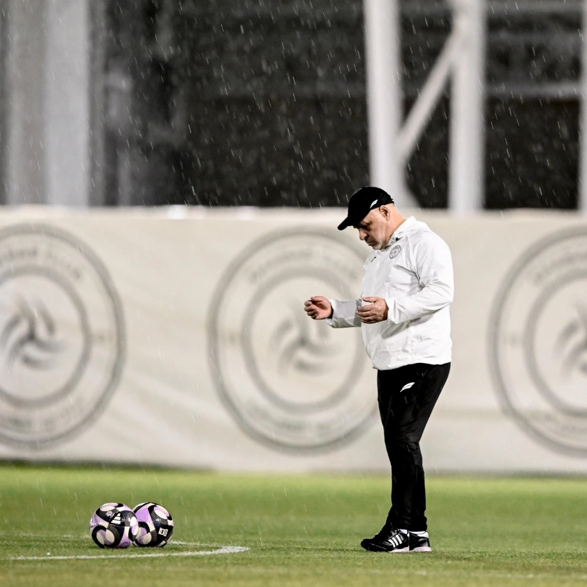 فريق الشباب في تدريباته استعدادًا لمباراة القادسية