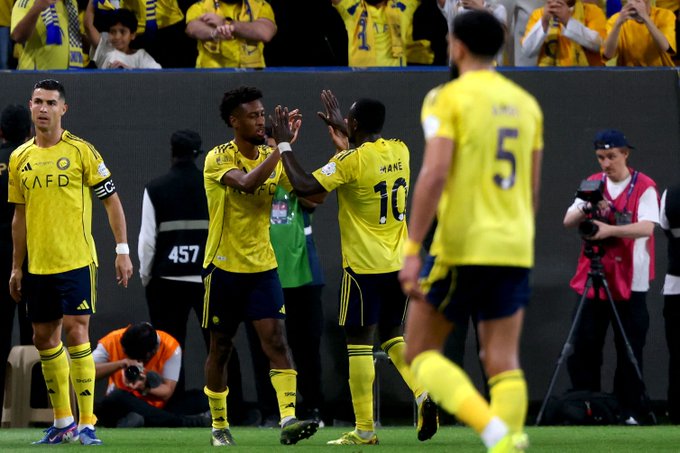 لاعب كينغسلي كومان يحتفل بهدفه مع النصر