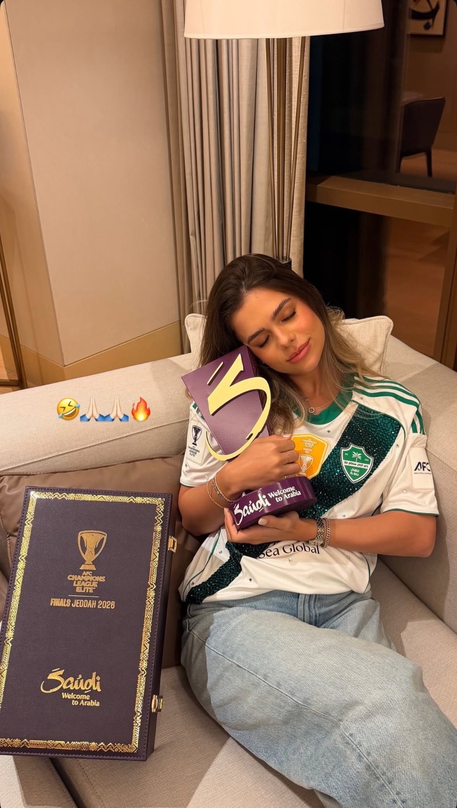 زوجة جالينو تحتضن جائزة رجل المباراة