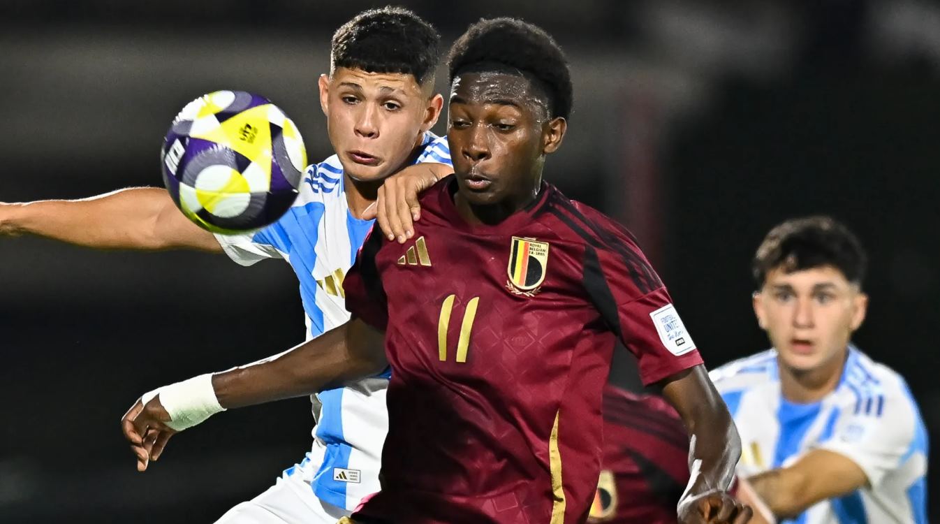 جيسي بيسيو في مباراة مع منتخب بلجيكا للشباب.