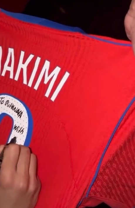 أشرف حكيمي وريانا مع قميص باريس سان جيرمان