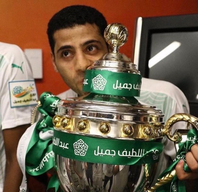 تيسير الجاسم يحمل كأس النخبة