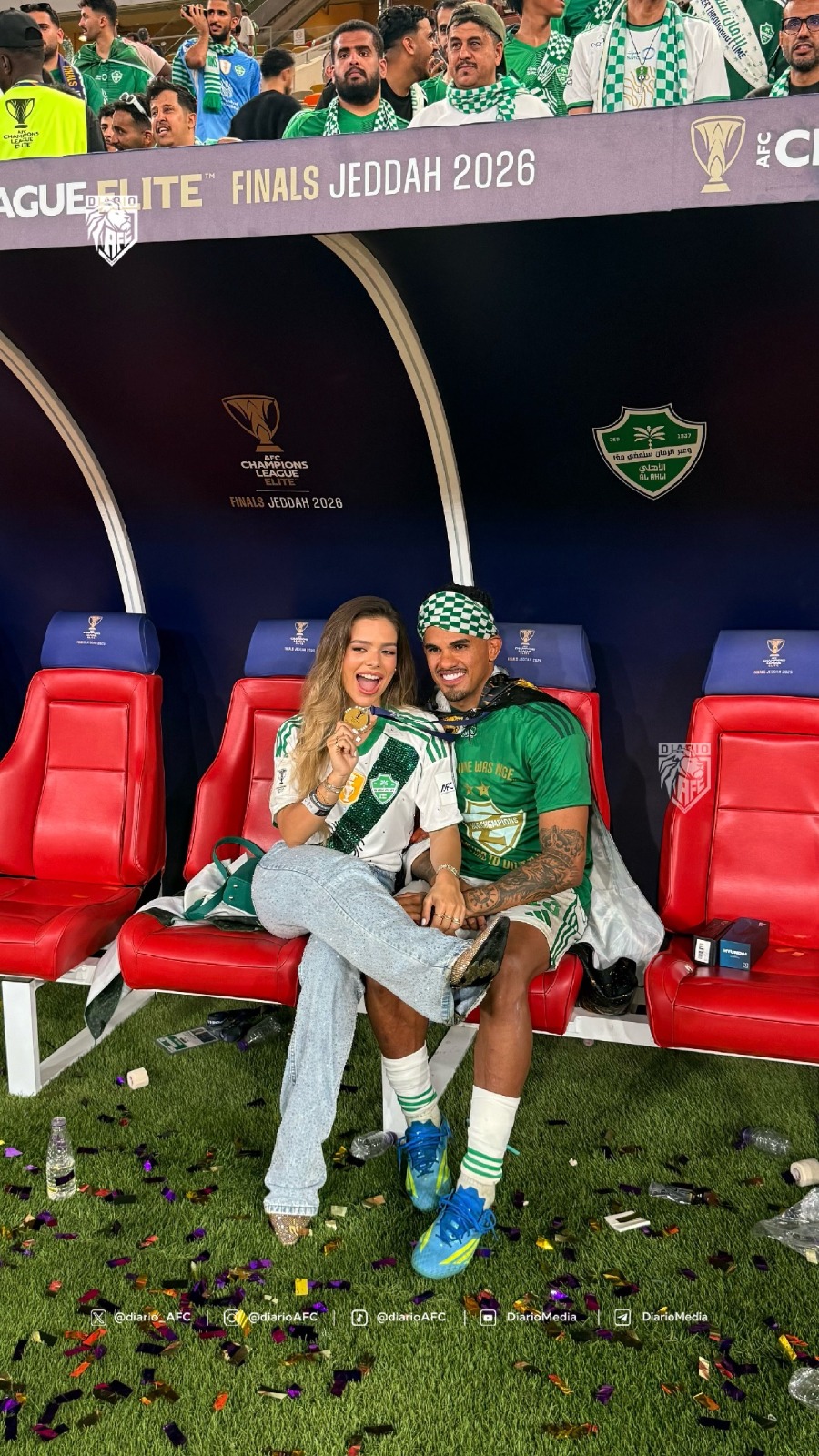 لاعب الأهلي جالينو مع زوجته خلال الاحتفال بلقب دوري أبطال آسيا للنخبة