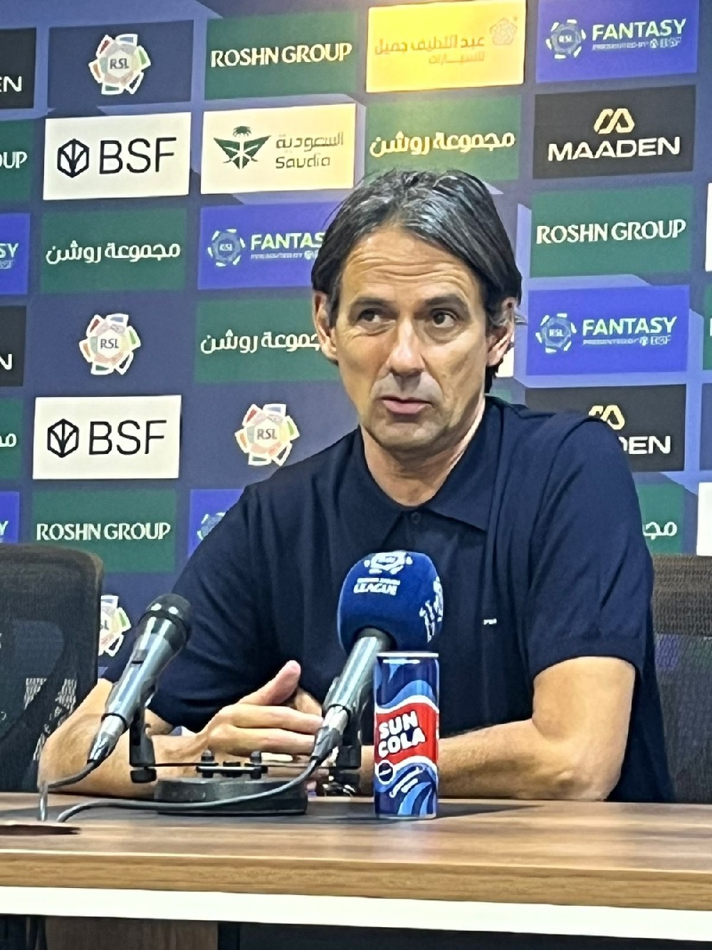 مدرب الهلال سيموني إنزاغي يحتفل مع لاعبيه