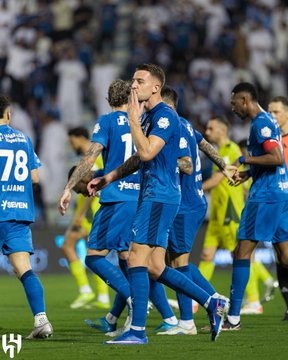 لاعبو الهلال يحتفلون بالهدف