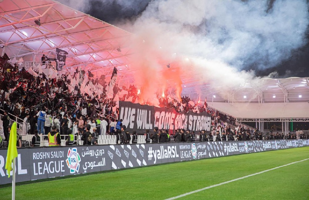 علي البليهي يحتفل بهدفه في مباراة الشباب والنصر