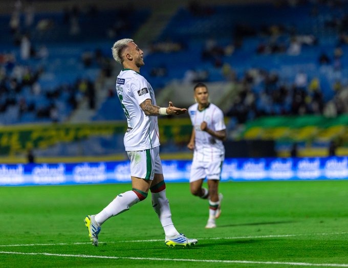 لاعبو الاتفاق يحتفلون بالفوز على الخليج