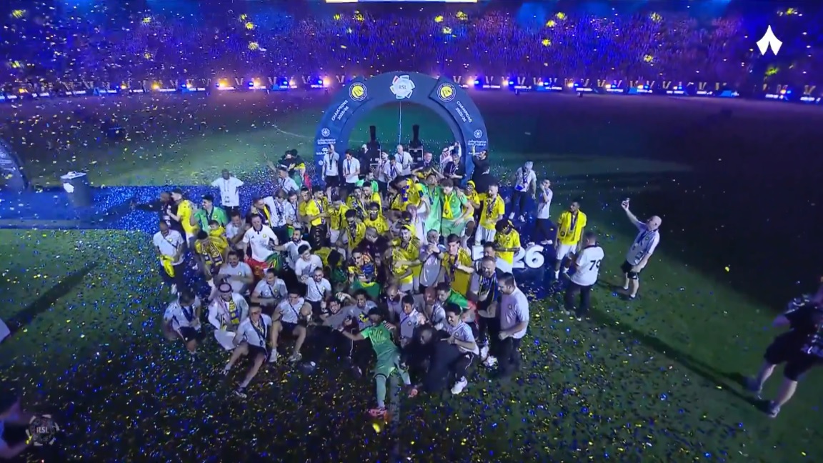رونالدو يرفع الكأس مع النصر