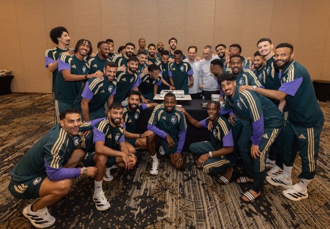 لاعبو المنتخب السعودي يحتفلون بزميلهم سعود عبد الحميد