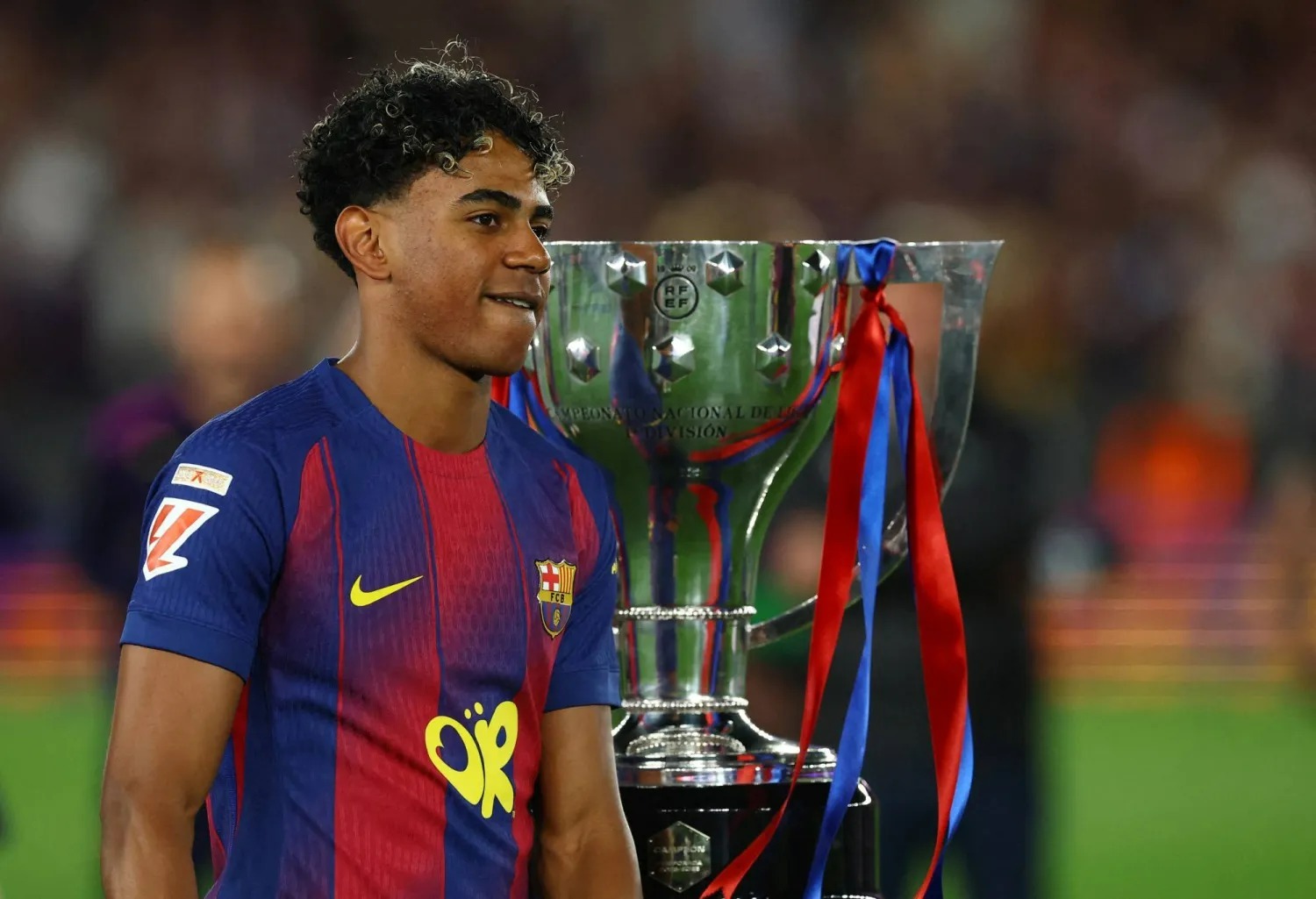 لامين يامال يحتفل بجائزة أفضل لاعب في الدوري الإسباني