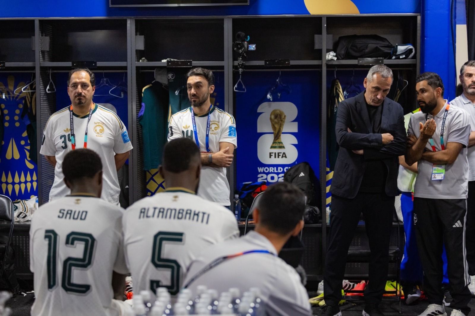 اجتماع وزير الرياضة ورئيس الاتحاد مع لاعبي المنتخب السعودي