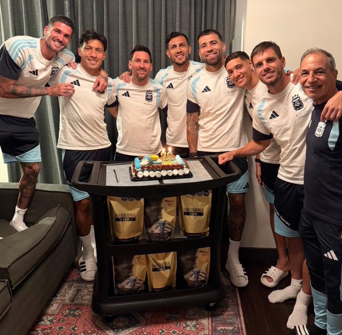 ليونيل ميسي يحتفل بعيد ميلاده مع زملائه في المنتخب الأرجنتيني